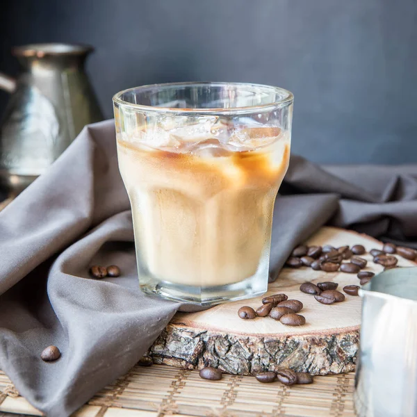 Café Gelado Cezve Jarro Leite Uma Mesa Madeira Fundo Preto — Fotografia de Stock