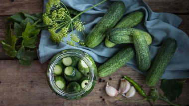 Turşu. Salatalığa salatalık suyu dök. Salatalık, sarımsak, dereotu, kuş üzümü yaprakları cam kavanozda. Geleneksel Rus yemekleri. Salatalık turşusu. Tarifler .