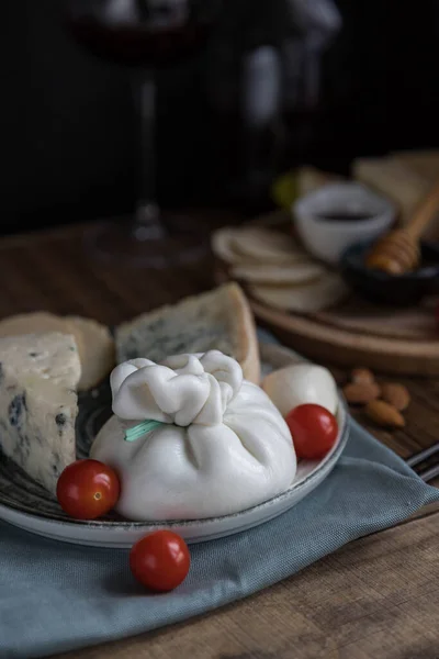 Formaggio Burrata Con Pomodori Server Legno Con Uno Spazio Copia — Foto Stock