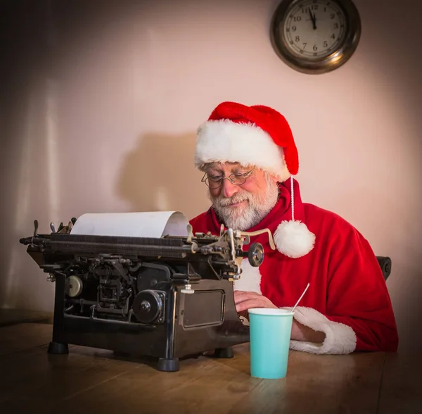 Милий Санта Клаус Червоному Костюмі Сидить Столом Друкує Цікаву Історію Стокове Фото