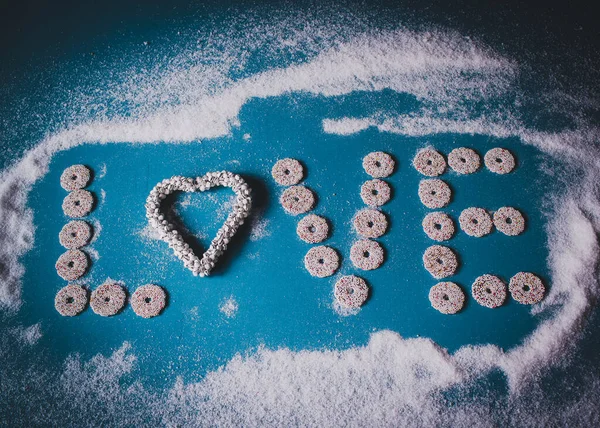 Koncept Svátků Valentýna Slovo Láska Modrém Povrchu Sněhem Dopisy Kulatých — Stock fotografie