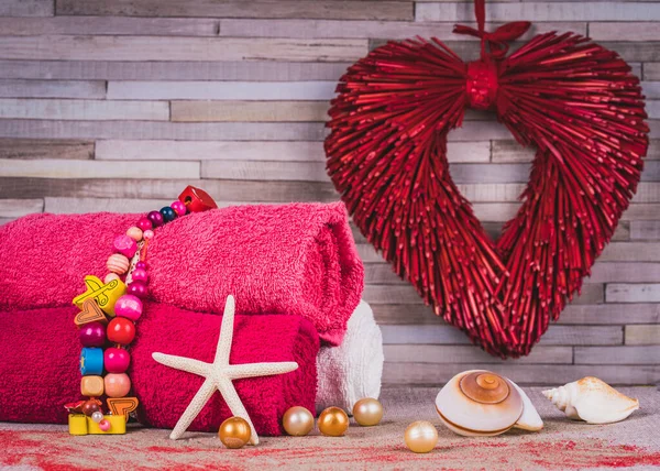 Lázeňské Složení Červenorůžových Pulzujících Barvách Příležitosti Valentýna Sada Ručníků Srdce — Stock fotografie