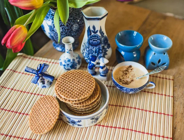 Типова Нідерландська Синя Крокетка Столі Традиційним Голландським Печивом Stroopwafels Свіжими Стокове Зображення