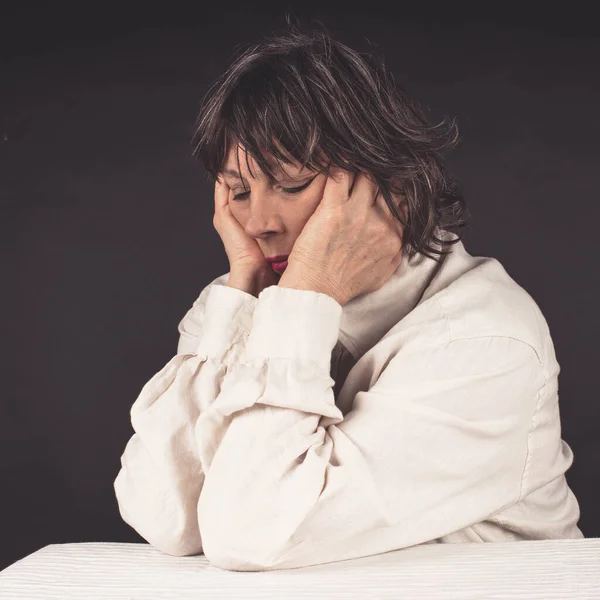 Retrato Uma Mulher Idosa Triste Profundamente Pensamento Sobre Fundo Preto — Fotografia de Stock