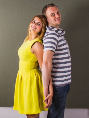 Güzel genç bir çiftin portresi.