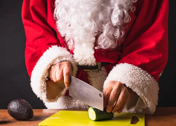 Санта Клаус Кухар Руки Санти Ріжуть Овочі Великим Ножем Кухні Стокове Зображення