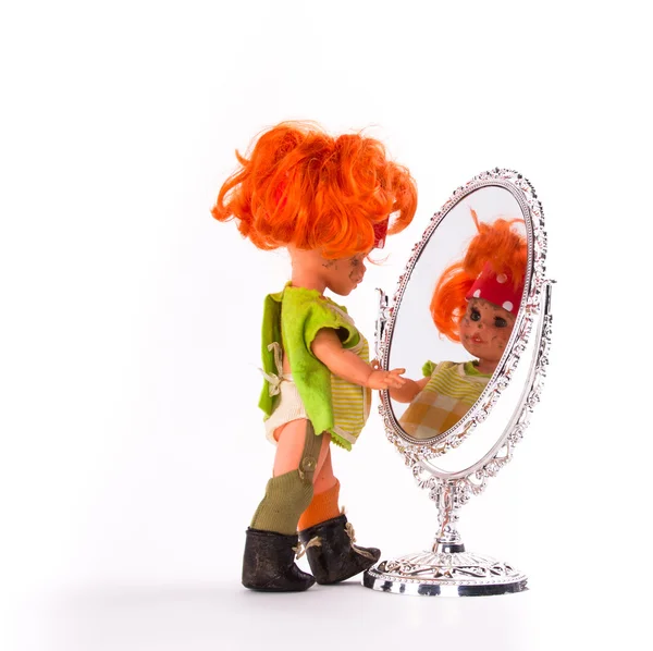 Smutsiga flickan ser i spegeln — Stockfoto
