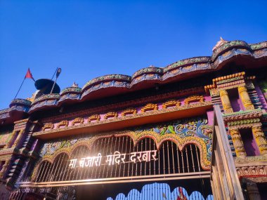 Raigarh, Chhattisgarh, Hindistan 'daki maa banjari tapınağının ana kapısının görüntüsü. 4 Mart 2021