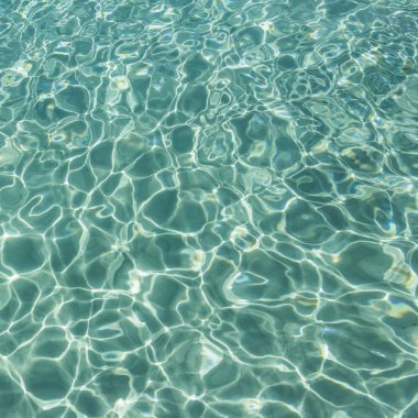 Sığ kum plajındaki su yansımalar