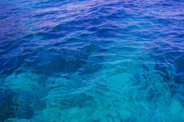 Reflejos de agua en el océano poco profundo — Foto de Stock