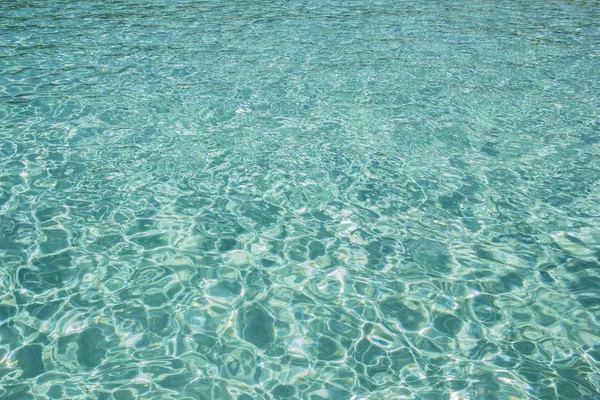 Водні відображення на мілководді піщаного пляжу знизу — стокове фото