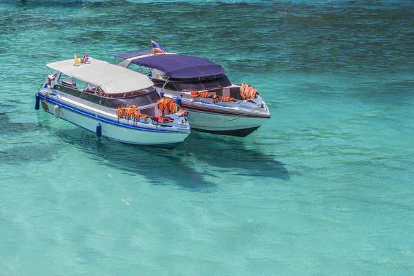 Tropikal denizde sürat teknesi — Stok fotoğraf