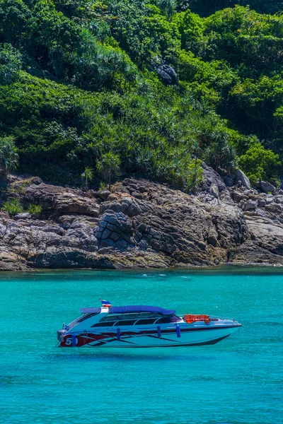 Speedboot im tropischen Meer — Stockfoto