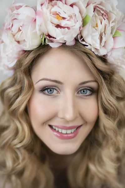 Beautiful woman in wreath of flowers — Stock Photo, Image