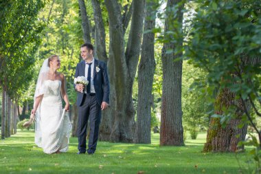 Sadece evli çift ormanda yürüyüş