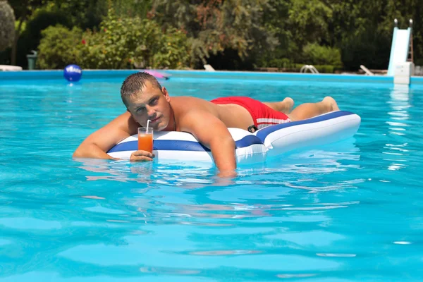 Homme dans la piscine — Photo