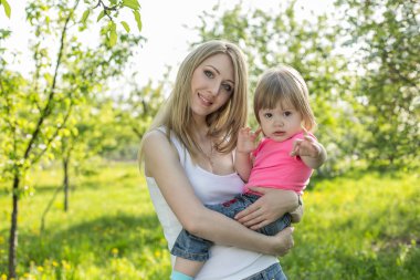 Anne ve küçük kızı.