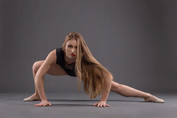 Porträtt av en dansare i en studio Stockbild