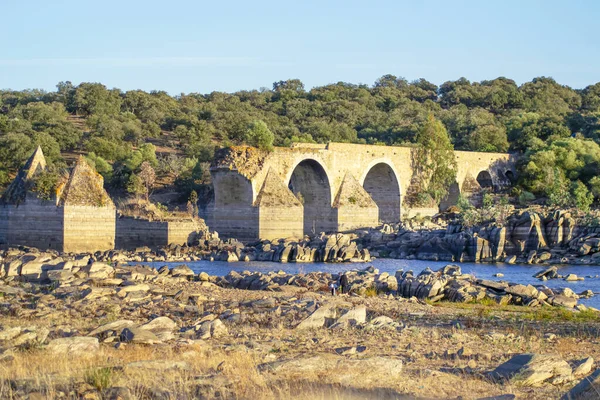 Kamenný Břeh Řeky Zříceným Starým Mostem — Stock fotografie