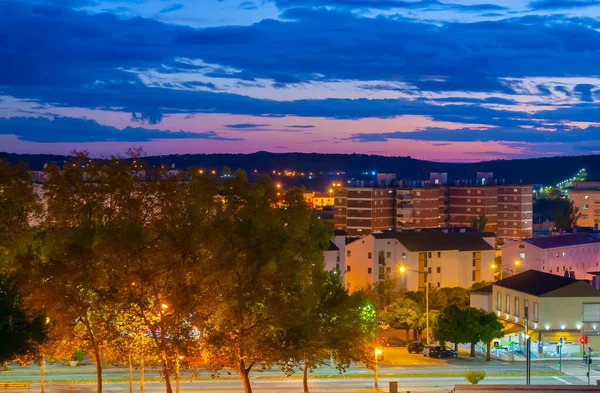 Pôr Sol Brilha Sobre Cidade Noite — Fotografia de Stock