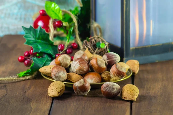 Hazelnoten Met Kerstversiering Het Stilleven Van Nieuwjaar — Stockfoto