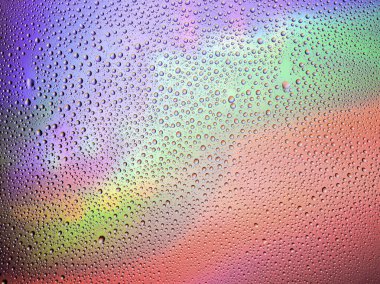 Renkli arkaplanda saydam su damlaları