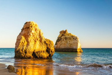 Okyanus kıyısında gün batımı