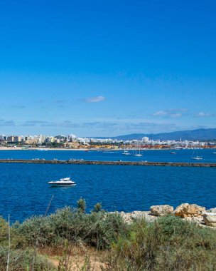 Gölün sakin sularında bir eğlence teknesi