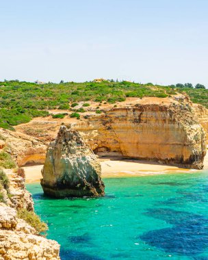 Okyanus kıyısındaki kayalar ve plajlar