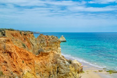 Okyanusun kayalık sahillerinde yaz günü