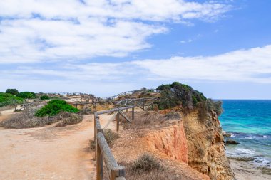 Okyanus kıyısında yürüyüş izleri.