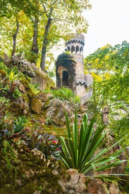 Doğal yeşilliğe entegre edilmiş miras mimarisine sahip peyzaj. İnsansız huzurlu bir geçmişim var..