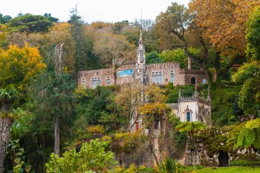Sonbahar manzarasında ağaçlar ve yeşilliklerle çevrili tarihi binalar. Kalıtım ve mevsimsel değişim kavramı.
