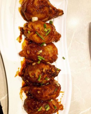 Pazarda pişmiş tavuk.