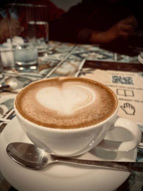 Çay fincanda. Çok güzel.