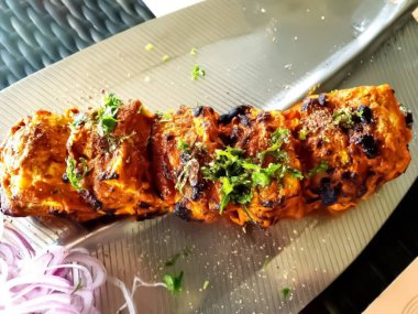 Otelde tavuk pişirdim.