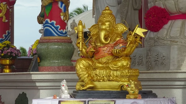 Arany Ganesha Szobor Egy Buddhista Templomban Csodálatos Thaiföld — Stock Fotó