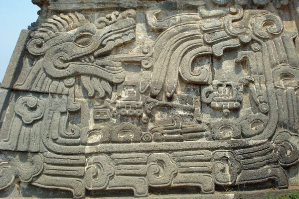 Toltec tempel av den befjädrade ormen i Xochicalco, Mexiko — Stockfoto