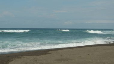 Mavi ve taze görünen bir deniz manzarası.