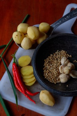 Fotoğraf, acı biber ve patates şeklinde malzemelerin fotoğrafı.