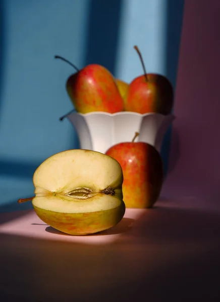 Photo Une Pomme Dans Récipient Sur Fond Rose Bleu — Photo