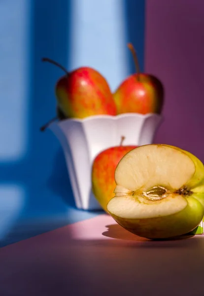 Foto Uma Maçã Recipiente Fundo Rosa Azul — Fotografia de Stock