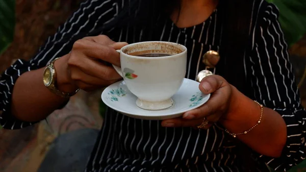 Een Kop Zwarte Koffie Een Ivoor Witte Keramische Beker — Stockfoto