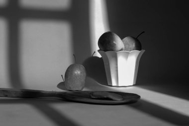 Mavi arkaplanı olan kırık bir elma, bir kırbaç için mükemmel bir fotoğraf.