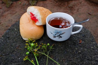 Bir fincan çayla çilek reçelli ekmek fotoğrafı. Ormandaki bir fotoğrafta