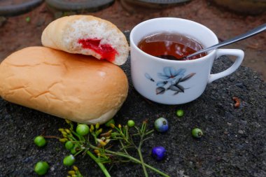 Bir fincan çayla çilek reçelli ekmek fotoğrafı. Ormandaki bir fotoğrafta