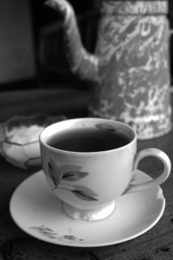 Ahşap bir masada çay ve kahve fotoğrafı. Yemek ve içecek fotoğraflarına ihtiyacı olanlar için mükemmel.