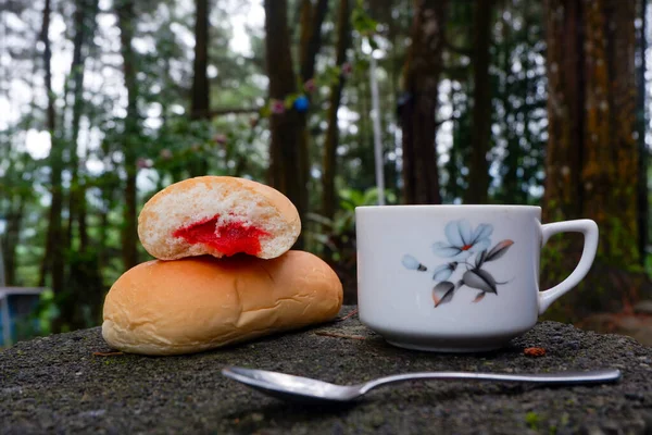 Фото Хліба Полуничним Джемом Чашкою Чаю Фото Лісі — стокове фото