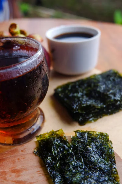 Foto Alga Picada Uma Xícara Café Mangostão Lado Uma Foto — Fotografia de Stock