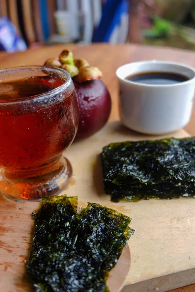 Foto Algas Picadas Una Taza Café Mangostán Lado Una Foto —  Fotos de Stock